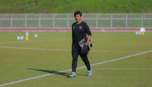 Latihan dipimpin langsung pelatih kepala Indra Sjafri. Tampak dalam foto, Pelatih Tim Nasional (Timnas) Indonesia U-22, Indra Sjafri, saat memimpin sesi latihan di Rajamangala University of Technology Lanna Stadium, Doi Saket, Chiang Mai pada Minggu (7/12/2025) sore waktu setempat. (Bola.com/Bagaskara Lazuardi)