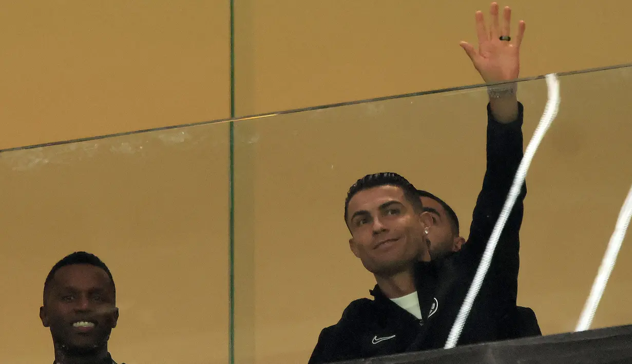 Pemain Al-Nassr, Cristiano Ronaldo melambaikan tangan saat laga persahabatan melawan Inter Miami di Kingdom Arena Stadium, Riyadh, Arab Saudi, Jumat (02/02/2024) dini hari WIB. Ronaldo absen pada laga ini akibat cedera. (AFP)