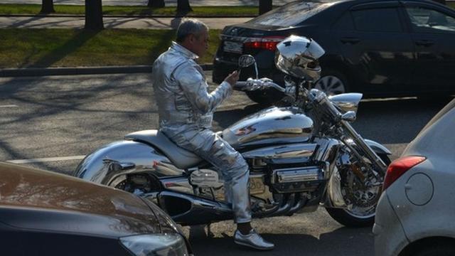 6 Gaya Fashion Nyentrik di Tempat Umum Ini Bikin Kamu Geleng Kepala