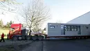 Sebuah rumah prefabrikasi saat dipindahkan dengan truk angkut di perusahaan konstruksi Bauer Holzsysteme, Jerman, (7/12). Rumah ini nantinya akan dihuni oleh para pengungsi di Jerman. (REUTERS/Michaela Rehle)