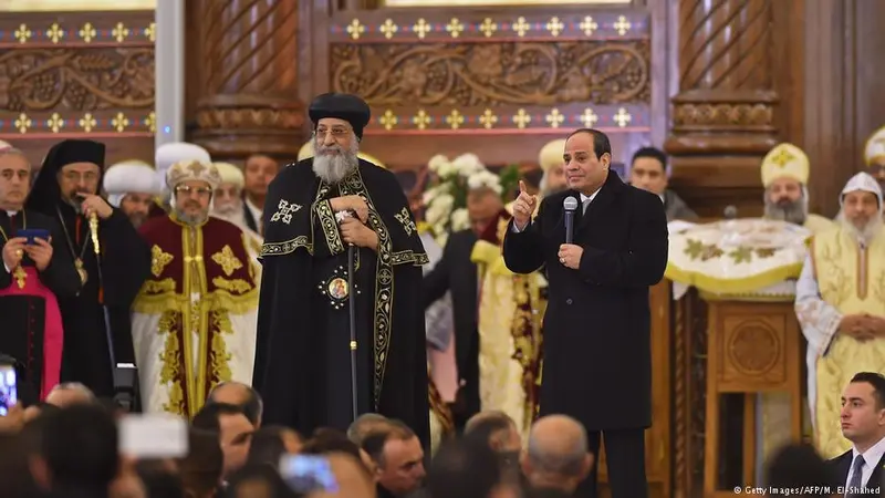 Presiden Mesir Abdel-Fattah el-Sissi (kanan - memegang mic) meresmikan pembukaan katedral terbesar di Timur Tengah pada Minggu, 6 Januari 2019 (AFP/M El Shahed)