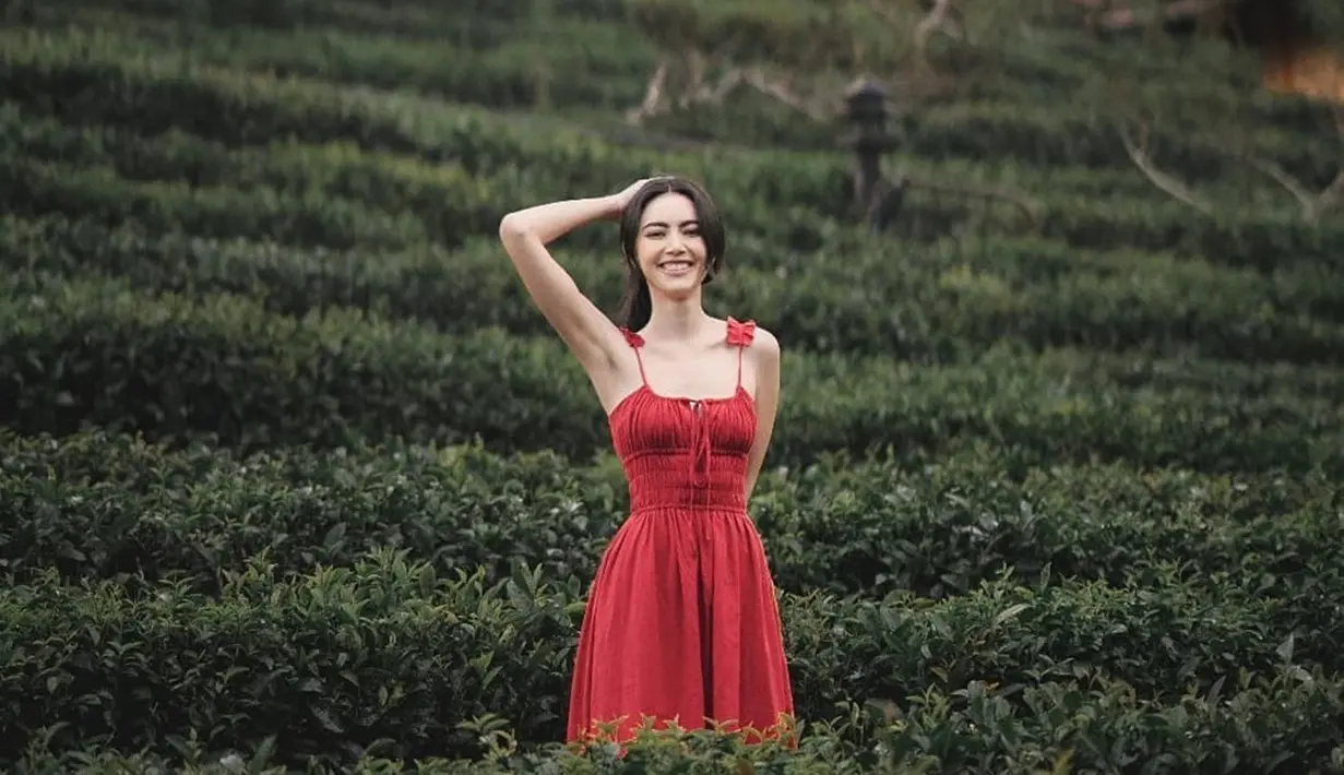Saat berada di kebun teh, pemilik tinggi badan 175 cm ini terlihat begitu sumringah. Ya, jalan-jalan di kebun teh bisa menjadi momen healing untuk melepas penat dari pekerjaannya sebagai seorang aktris. (Liputan6.com/IG/@davikah)
