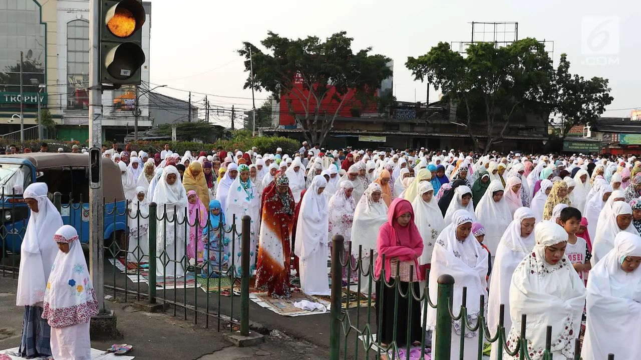 Salat Id Berjamaah, Ribuan Umat Muslim Padati Jalan di Kawasan Senen