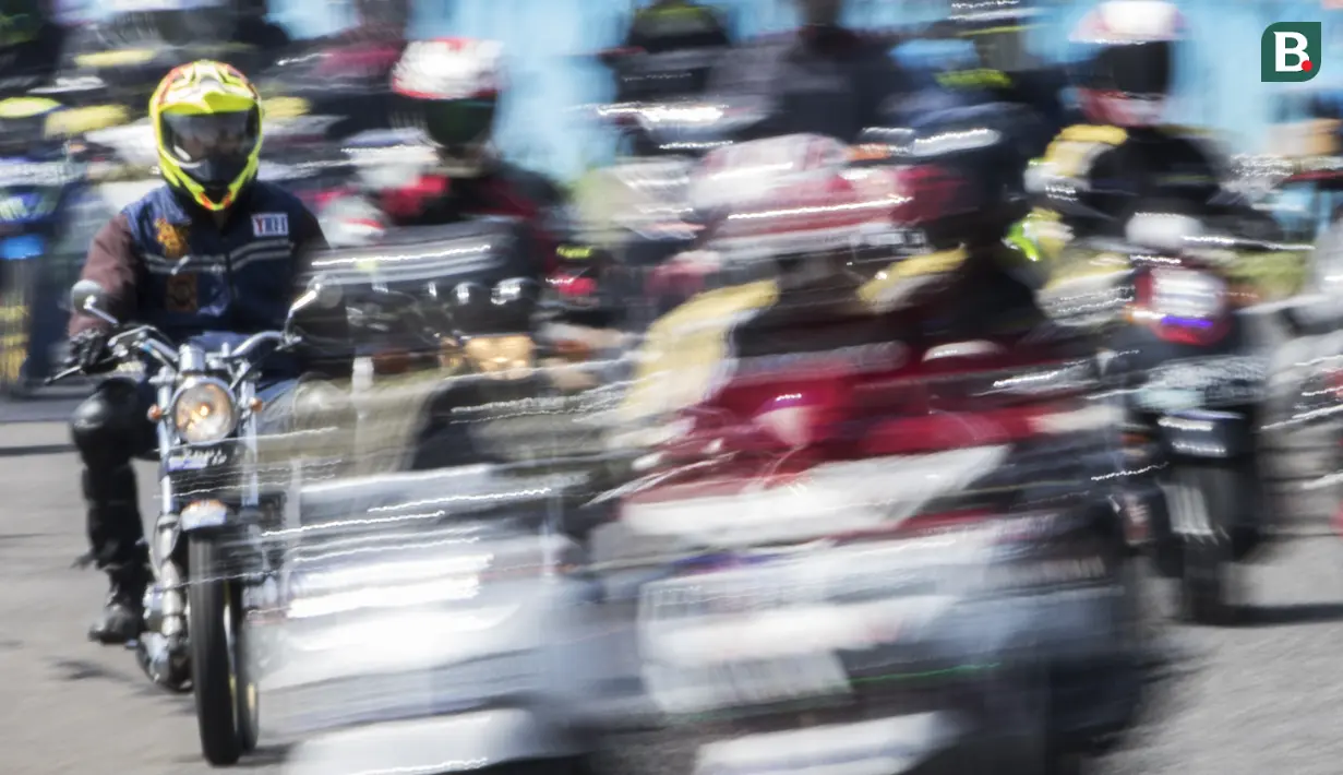Para pebalap memacu motornya pada pembukaan Yamaha Sunday Race di Sirkuit Sentul, Bogor, Minggu (8/4/2018). Lomba ini diselenggarakan oleh Yamaha Indonesia Motor Manufacturing dengan mempertandingan 10 kelas. (Bola.com/Vitalis Yogi Trisna)