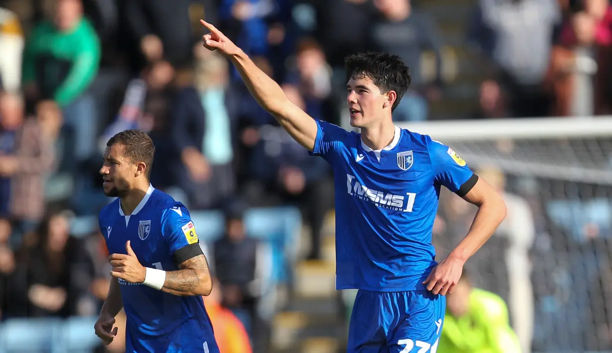 Elkan Baggott yang merupakan pemain pinjaman dari Ipswich Town ini memiliki perkembangan yang baik sejauh bersama The Gills. Baggot juga sudah bisa beradaptasi serta mengerti apa yang diinginkan Neil Harris sebagai pelatih. (Twitter/@TheGillsFC)