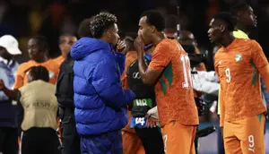 Penyerang Prancis Desire Doue berbicara dengan bek Pantai Gading Guela Doue setelah pertandingan persahabatan antara Prancis dan Pantai Gading menjelang Piala Dunia FIFA 2026 di Stade de la Beaujoire di Nantes, Prancis barat, pada 4 Juni 2026. (FRANCK FIFE / AFP)