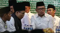 Menteri Ketenagakerjaan, Hanif Dhakiri mengikuti Haul Para Pejuang NU di halaman gedung PBNU, Jakarta, Rabu (10/4/2019). Kegiatan tersebut digelar untuk menghormati jasa-jasa para pejuang NU yang telah meninggal ataupun masih hidup. (Liputan6.com/Johan Tallo)