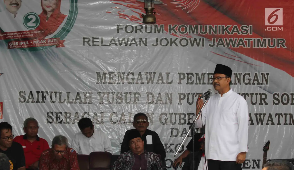 Cagub Jatim Gus Ipul memberikan sambutan politik disaksikan Forum Komunikasi Relawan Jokowi Jawa Timur di Surabaya, Kamis (22/3). Puluhan relawan tersebut mendukung penuh untuk memenangkan Gus Ipul-Mbak Puti Guntur. (Liputan6.com/Pool/Dodi)