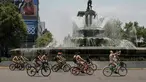 Sejumlah warga bersepeda keliling Kota Mexico City, Meksiko (8/6/2019). Rayakan World Naked Bike, ratusan warga tampil tanpa busana berkeliling pusat kota Meksiko. (AP Photo / Christian Palma)