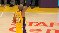 Bintang Los Angeles Lakers, Kobe Bryant, melambaikan tangan ke arah fans setelah memainkan laga terakhir di NBA melawan Utah Jazz di Staples Center, 13 April 2016. (USA TODAY Sports via REUTERS/Gary A. Vasquez)