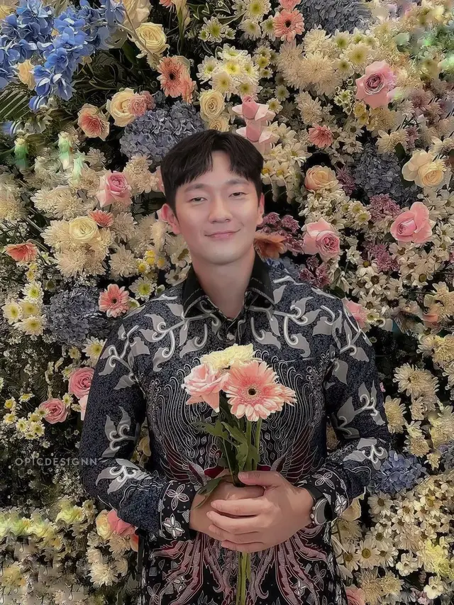 6 Editan Foto Aktor Korea Pakai Batik Bak Mau Kondangan Ini Kocak