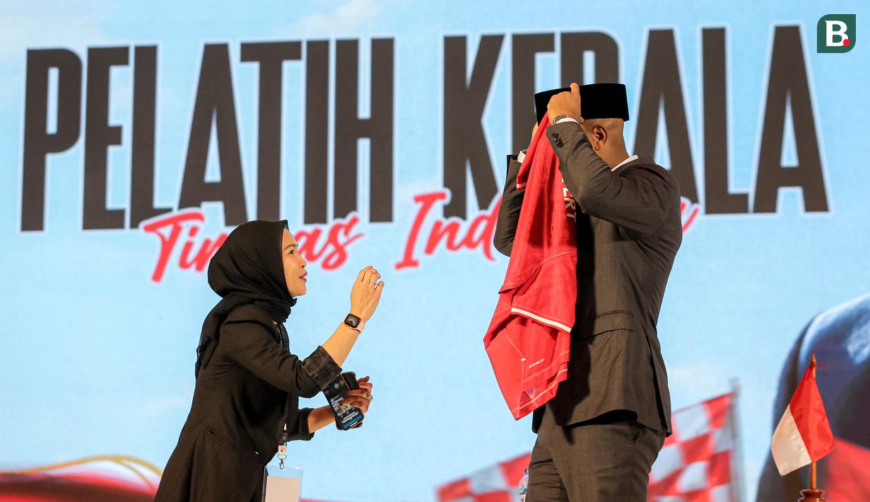 Pelatih kepala baru Timnas Indonesia, Patrick Kluivert mengenakan peci setelah sesi konferensi pers yang berlangsung di Hotel Mulia, Senayan, Jakarta, Minggu (12/01/2025). (Bola.com/Bagaskara Lazuardi)