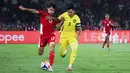 <p>Pemain Timnas Indonesia U-23, Victor Benjamin Dethan (kiri) berebut bola dengan pemain Malaysia, Muhammad Ubaidullah dalam laga Grup A Piala AFF U-23 2025 di Stadion Utama Gelora Bung Karno (SUGBK), Senayan, Jakarta, Senin (21/07/2025). (Bola.com/Abdul Aziz)</p>