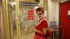 Badut medis bersiap mengunjungi pasien anak-anak di bangsal COVID-19 di Sheba Medical Center, Kota Ramat Gan, Israel, 20 Oktober 2020. Sekitar 100 badut medis dikerahkan pada sekitar 30 rumah sakit untuk menghadirkan keceriaan bagi para pasien di tengah pandemi COVID-19. (Xinhua/Gil Cohen Magen)
