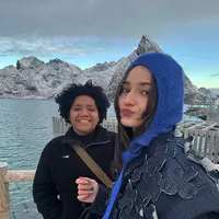 Setiap look-nya selama liburan di Norway tampak effortless chic dan bisa menjadi inspirasi winter outfit ala Fimela. [@enzystoria].