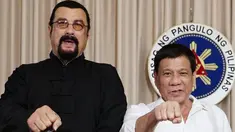 Presiden Filipina, Rodrigo Duterte (kanan) menunjukkan pukulan tinju bersama aktor laga Hollywood, Steven Seagal yang sedang melakukan kunjungan kehormatan di Istana Kepresidenan Malacanang di Manila, Kamis (12/10). (Handout/PPD/AFP)