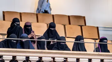 Sejumlah perempuan mengenakan niqab duduk di antara hadirin di Parlemen Denmark di Kopenhagen, Denmark (31/5). Denmark resmi melarang pakaian yang menutupi wajah, termasuk cadar Islam seperti niqab atau burqa. (Mads Claus Rasmussen / Ritzau Scanpix / AFP)
