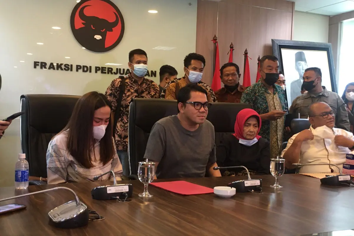 Anggiat Pasaribu mendatangi Arteria Dahlan di Kompleks Parlemen, Jakarta, Kamis (25/11/2021). Dia datang meminta maaf.