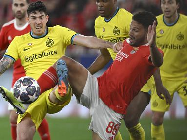 Pemain Inter Milan, Alessandro Bastoni (kiri) berebut bola dengan pemain Benfica, Goncalo Ramos dalam pertandingan leg pertama perempat final Liga Champions 2022/2023 di Luz stadium, Rabu (12/4/2023). Alessandro Bastoni dinobatkan menjadi pemain terbaik pada laga Benfica vs Inter Milan. Bek tengah Inter ini mencatatkan satu assist ciamik dan bertahan dengan tangguh sepanjang pertandingan. (AFP/Patricia De Melo Moreira)