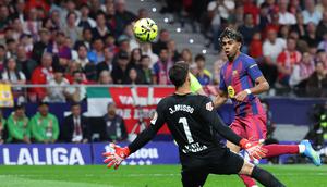 Upaya pemain Barcelona, Lamine Yamal membobol gawang Atletico Madrid pada lanjutan Liga Spanyol 2025/2026 di Stadio Wanda Metropolitano, Madrid, Minggu (5/4/2026) dini hari WIB. (Pierre-Philippe MARCOU / AFP)