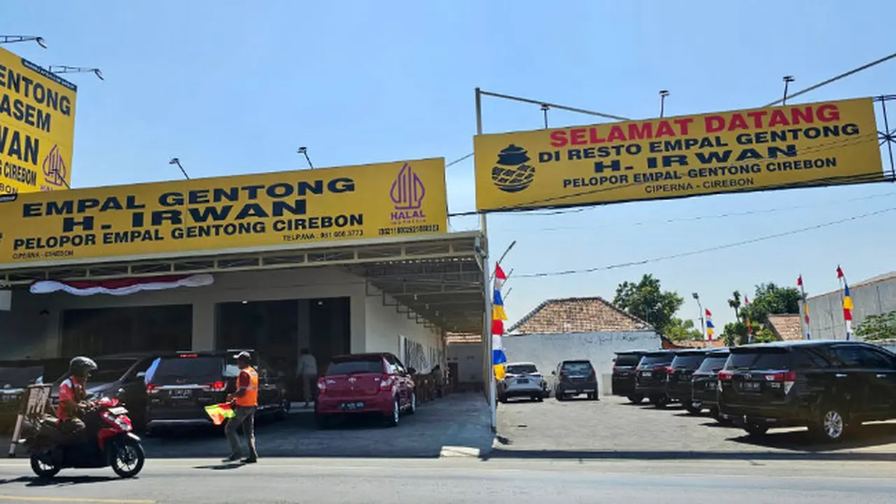 Sensasi Menyantap Kuliner Empal Gentong Cirebon di Dalam Gentong Mini