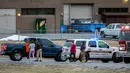 Polisi mengawal siswa SMA Marshall County High School untuk mengambil kendaraan mereka pascapenembakan mematikan di Benton, Kentucky, Amerika Serikat, Selasa (23/1). (Ryan Hermens/The Paducah Sun via AP)