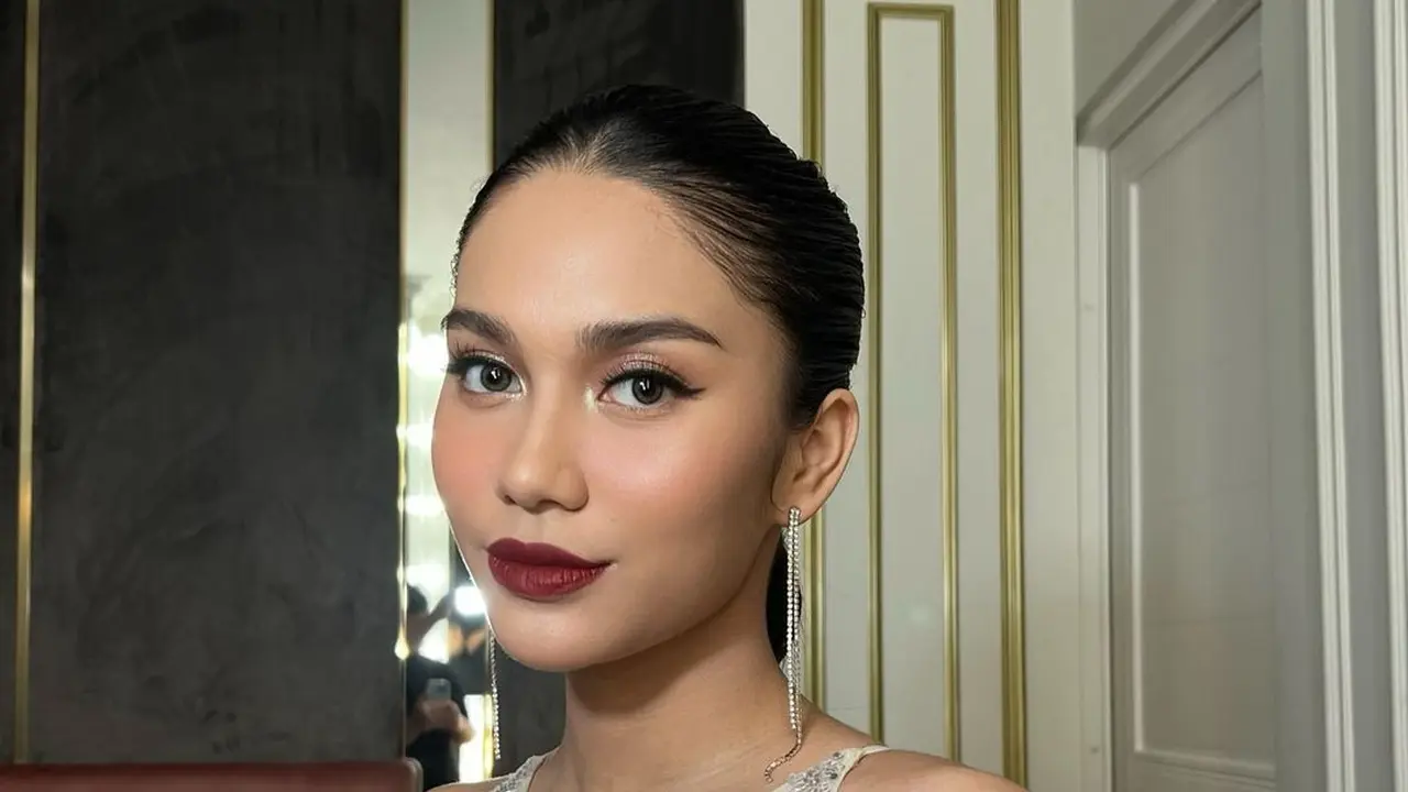 6 Pesona Glamor Azizah Salsha Kenakan Gaun Sequin Tanpa Lengan di Pesta Ulang Tahun ke-40 MUA Marlene Hariman
