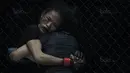 Petarung Singapura, Tiffany Teo, menahan kuncian petarung Cina, Xiong Jing Nan, saat laga One Championship di JCC Senayan, Jakarta, Sabtu (20/1/2018). Jing Nan berhasil merebut juara dunia kelas jerami. (Bola.com/Vitalis Yogi Trisna)