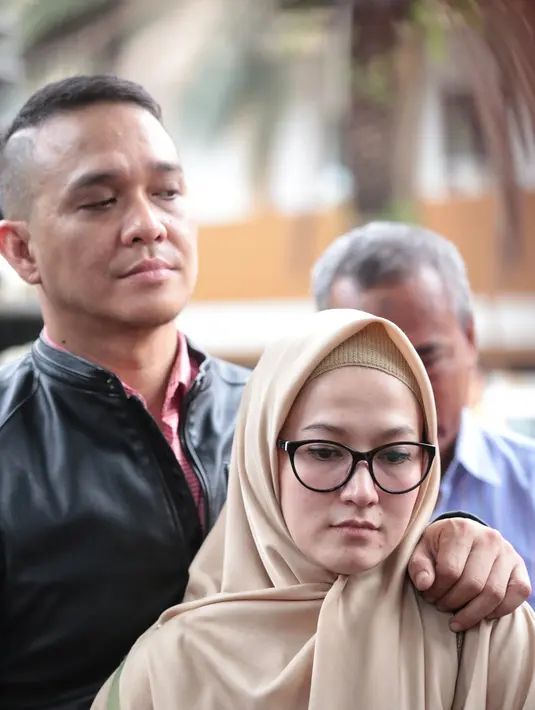 Kasus ini berawal dari curahan hati Lyra Virna setelah gagal berangkat haji. Lantaran uang belum kembali sepenuhnya, dan kesulitan menghubungi pemilik ADA Tour istri Fadlan Muhammad itu menuliskan isi hatinya di Instagram. (Adrian Putra/Bintang.com)