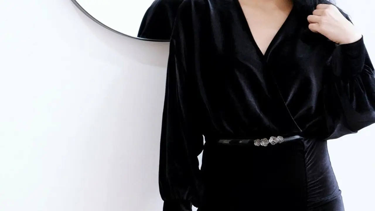 FOTO: Gaya OOTD Tyas Mirasih dengan Baju Hitam, Menawan