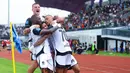 Gustavo Almeida (kanan), Maxwell Souza, dan sejumlah pemain Persija Jakrta merayakan gol ke gawang Persita Tangerang dalam laga BRI Super League 2025/2026 di Indomilk Arena, Tangerang, Banten, Jumat (30/01/2026). (Bola.com/Muhammad Iqbal Ichsan)