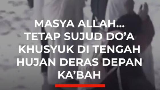 MASYA ALLAH... TETAP SUJUD DO'A KHUSYUK DI TENGAH HUJAN DERAS DEPAN KA'BAH
