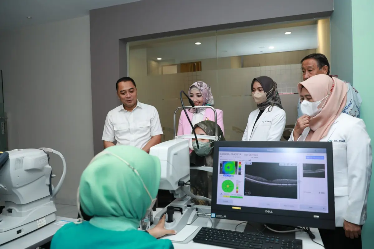 Eri Cahyadi meninjau JEC-JAVA @Surabaya lokasi operasi katarak gratis untuk warga Surabaya. (Istimewa)