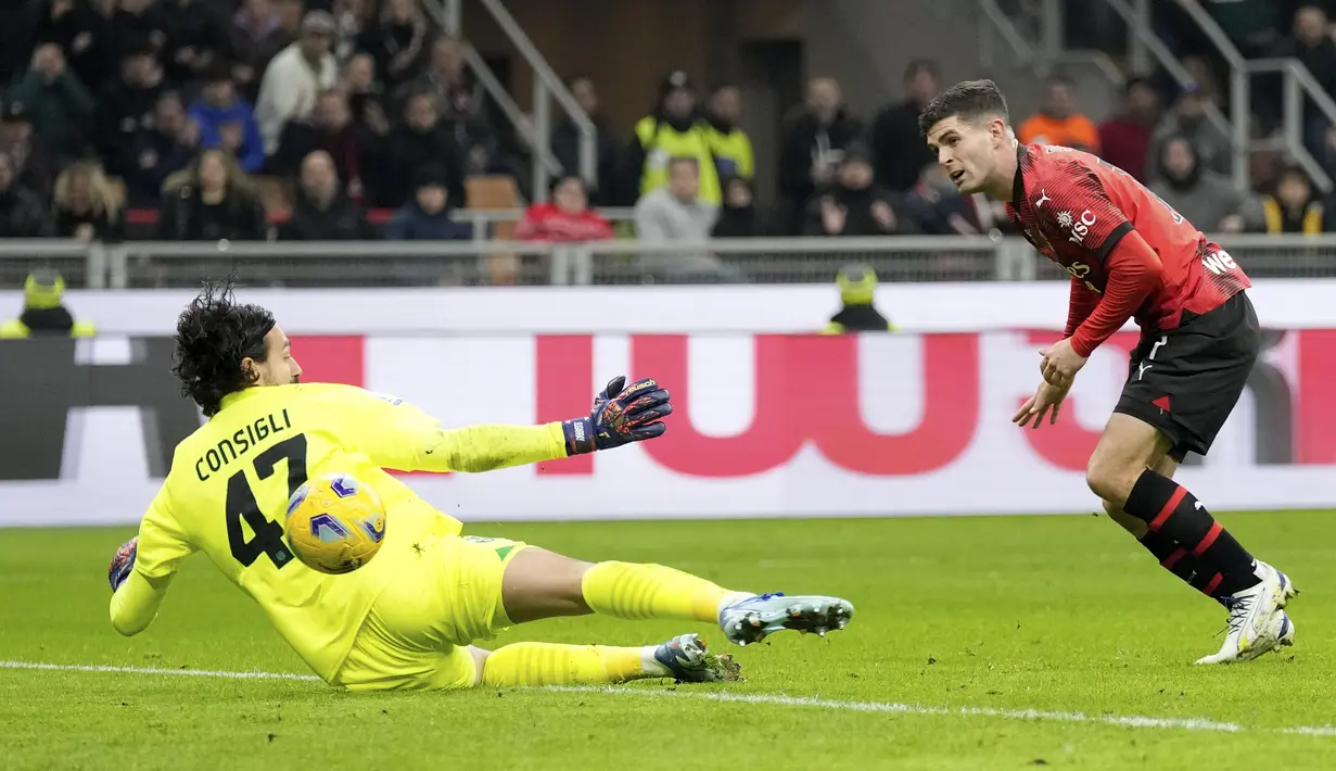<p>Gelandang AC Milan Christian Pulisic mencetak gol pembuka melewati kiper Sassuolo Andrea Consigli pada duel pekan ke-18 Serie A 2023/2024 di San Siro, Minggu (31/12/2023). (AP Photo/Antonio Calanni)</p>