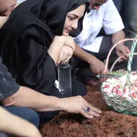 Ibu yang baru saja melahirkan anak kedua beberapa hari lalu itu membantah sang ibu meninggal lantaran terjatuh di kamar mandi. (Galih W. Satria/Bintang.com)