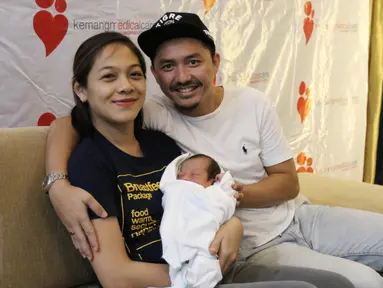 Ananda Omesh bersama istri saat jumpa pers kelahiran anak keduanya di rumah sakit kawasan Ampera, Jakarta, Senin (15/05). Dian melahirkan bayi laki-laki yang diberi nama Btara Langit Anandayu. (Liputan6.com/Herman Zakharia)