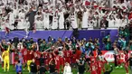 Para pemain Qatar menyapa para penggemar mereka di akhir pertandingan sepak bola semifinal Piala Asia 2023 antara Iran dan Qatar di Stadion al-Thumama, Doha pada 7 Februari 2024. (KARIM JAAFAR/AFP)