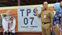 Gubernur DKI Anies Baswedan mengunjungi lokasi TPS terluar di Jakarta. (Liputan6.com/Ika Defianti)