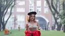 Pada hari Kamis (16/5), Gabriella tampil cantik dan mempesona dengan kebaya elegan dan rambut terurai saat menghadiri acara wisuda. Pemain serial film Geez & Ann the Series ini berhasil lulus 3,5 tahun di Universitas Pelita Harapan. (Liputan6.com/IG/@gabriellaekaputri)