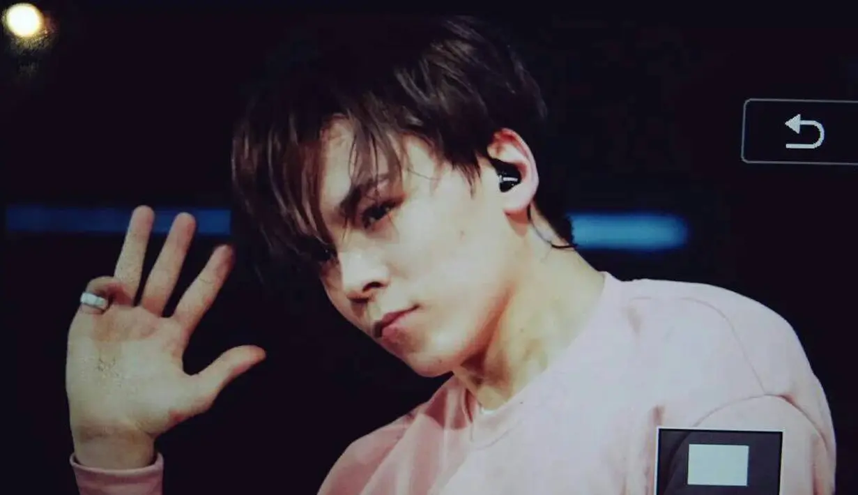 Vernon Seventeen punya kebiasaan menekuk jari kelikingnya, walaupun tangan sedang terbuka lebar. (Foto: onehallyu.com)