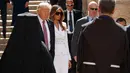 Presiden AS Donald Trump didampingi Ibu Negara, Melania Trump saat mengunjungi Tembok Ratapan di Yerusalem, Senin (22/5). (AP Photo/Evan Vucci)