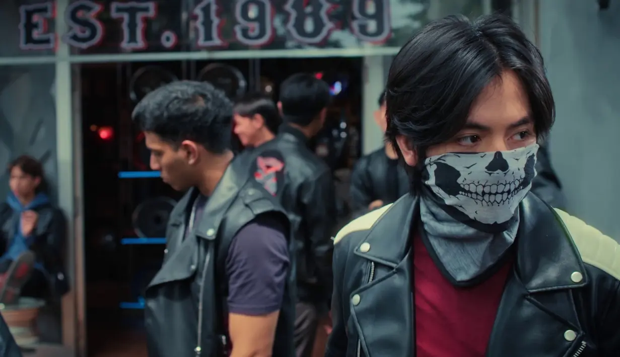 Angga Yunanda lantas mengenang momen kali terakhir syuting Antares season 1. Ia tak punya firasat bahwa serial ini akan berlanjut ke musim kedua. Putusan ini murni dibuat WeTV dan MD Entertainment. “Alhamdulillah, antusiasme teman-teman gede banget. Mungkin ini salah satu pertimbangan WeTV dan MD Entertainment membuat season kedua. Semoga bisa mengobati rindu teman-teman yang enggak sabar nonton season kedua sampai mengulang season pertama,” ujar Angga Yunanda. (Foto: Dok. MD Entertainement)