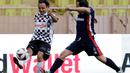 Aksi pebalap Williams, Felipe Massa (kiri), dalam laga amal di Stade Louis II Monako, Selasa (24/5/2016). (AFP/Jean Christophe Magnenet)