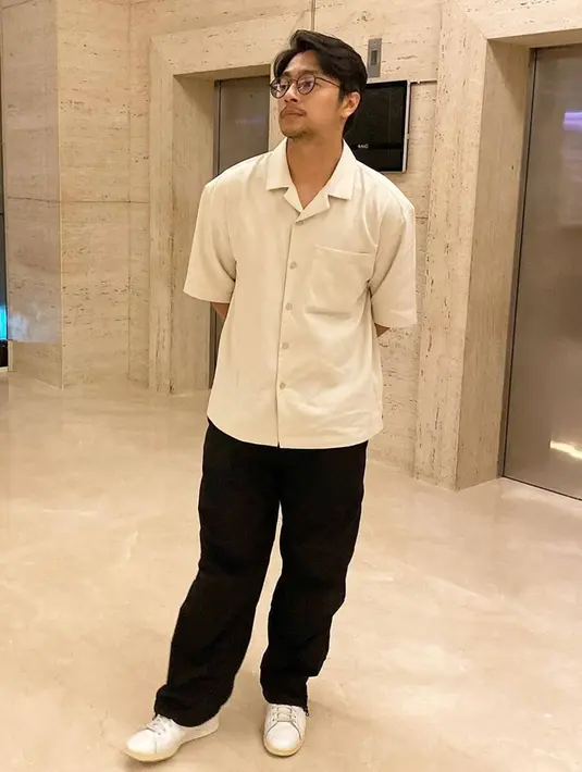 Deva Mahenra yang tampil dengan busana kasual berwarna senada dengan istrinya ini dipuji bak Oppa-oppa Korea oleh netizen. Pasangan ini pun banyak didoakan agar selalu langgeng dan harmonis. (Liputan6.com/IG/@miktambayong)
