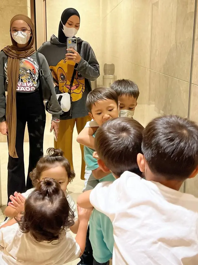 Zaskia Adya Mecca dan anak-anak
