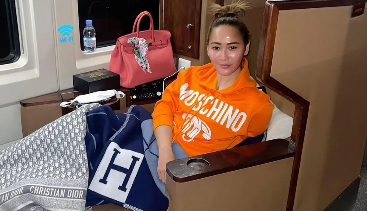 Tajir melintir, Inul Daratista dikenal sebagai pedangdut yang kerap tampil glamor dalam berbagai kesempatan. Terbaru, istri Adam Suseno ini memilih naik kereta api untuk bepergian menuju daerah tempatnya manggung. Pada perjalanan kali itu, penampilan Inul langsung jadi sorotan netizen. (Liputan6.com/IG/@inul.d)