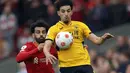 Pemain Wolverhampton Wanderers Rayan Ait-Nouri (kanan) berebut bola dengan pemain Liverpool Mohamed Salah pada pertandingan sepak bola Liga Inggris di Stadion Anfield, Liverpool, Inggris, 22 Mei 2022. Liverpool menang 3-1 atas Wolverhampton Wanderers. (AP Photo/Jon Super)