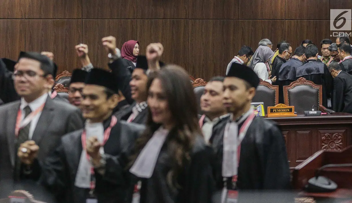 Tim Hukum Prabowo-Sandiaga berdoa usai putusan MK di Gedung MK, Jakarta, Kamis (27/6/2019). MK menolak seluruh gugatan hasil Pilpres 2019 yang diajukan Prabowo-Sandiaga Uno yang disepakati sembilan hakim konstitusi tanpa dissenting opinion atau perbedaan pendapat. (Liputan6.com/Faizal Fanani)