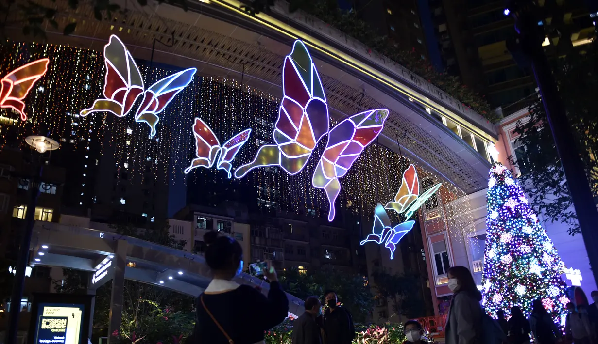 Orang-orang memotret instalasi cahaya di Lee Tung Street di Wan Chai, Hong Kong, China selatan (8/12/2020). Sebuah instalasi cahaya besar yang menggunakan teknologi kecerdasan buatan dengan tema "Kupu-kupu Harapan" diluncurkan di Lee Tung Street, Wan Chai, belum lama ini. (Xinhua/Lo Ping Fai)