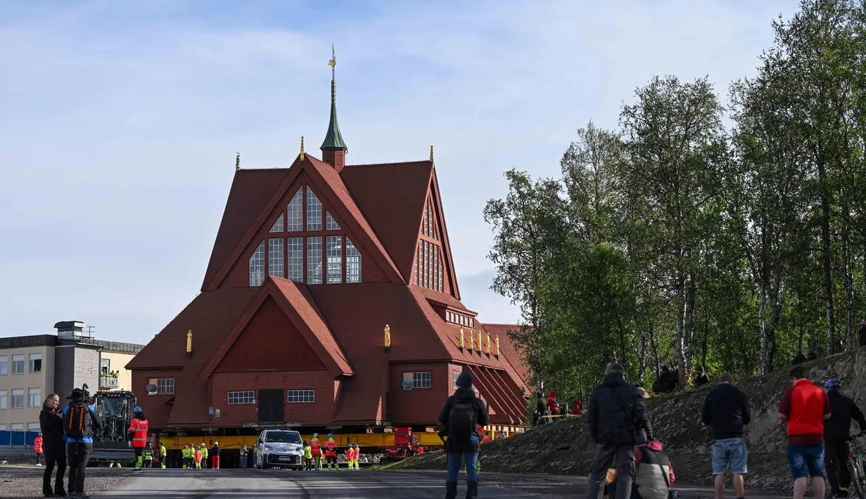 Perjalanan pemindahan gereja diperkirakan akan memakan waktu dua hari dengan kecepatan maksimum 500 meter per jam. (Jonathan Nackstrand/AFP)